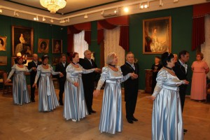 В соответствии с традициями светских собраний ггости участвовали в бальных танцах